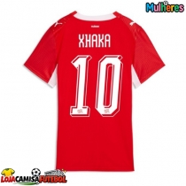 Camisa de Futebol Suíça Granit Xhaka #10 Equipamento Principal Mulheres Mundo 2026 Manga Curta